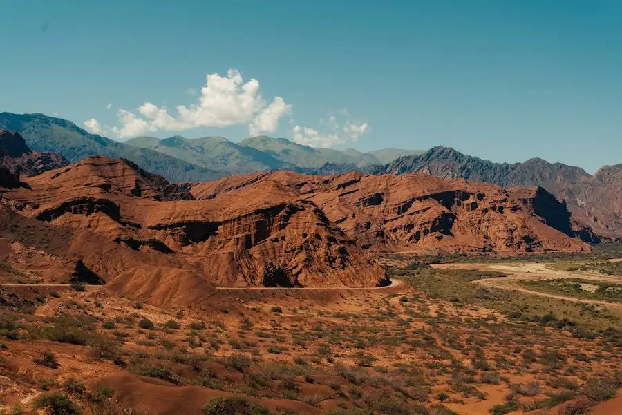 Paisagem desértica com montanhas, perto de Cafayate