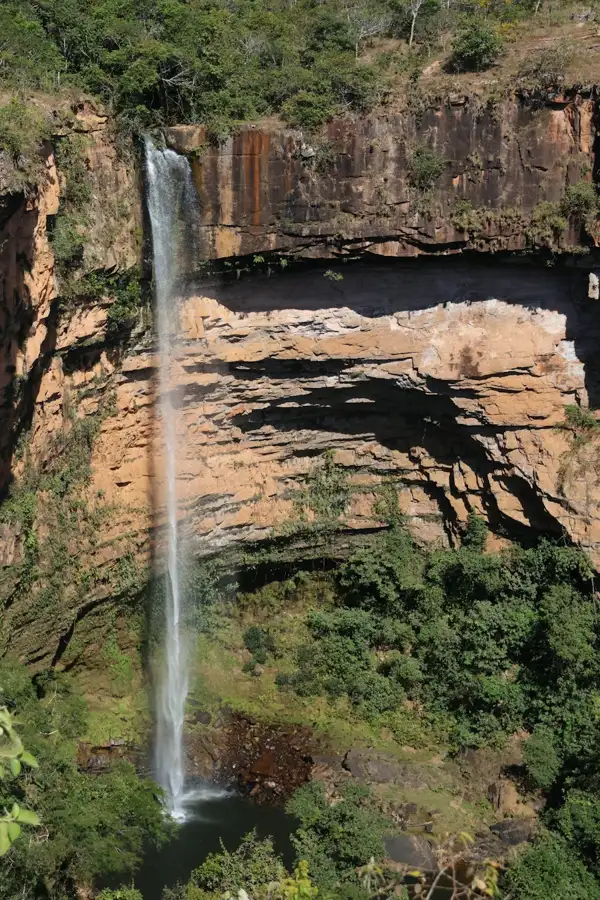 Cachoeira em meio ao paredão de pedra do Cerrado