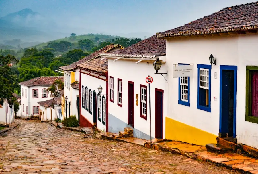 Rua de pedra com casarões coloniais coloridos, em cidade histórica do interior