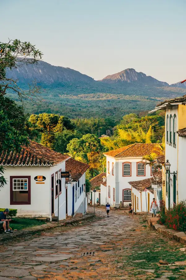 Rua de pedra com casarões coloniais