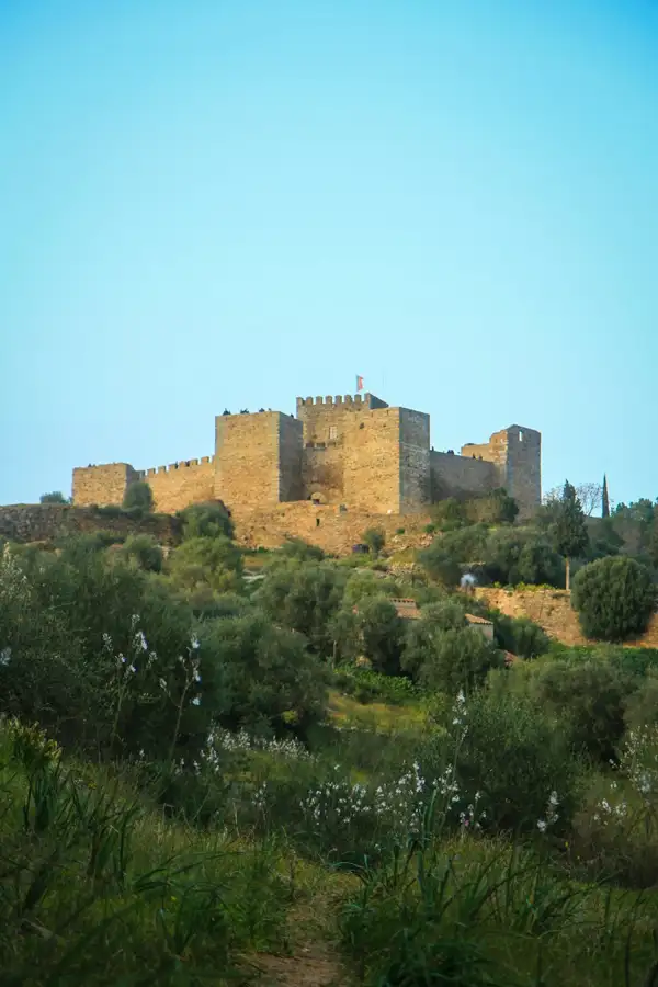 Castelo no alto da colina, no Alentejo