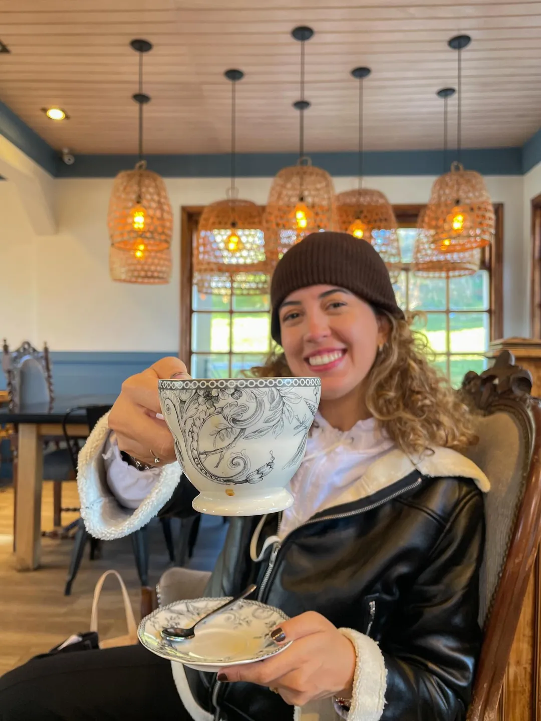 Sarah segurando uma xícara de café num café do centro de Ushuaia