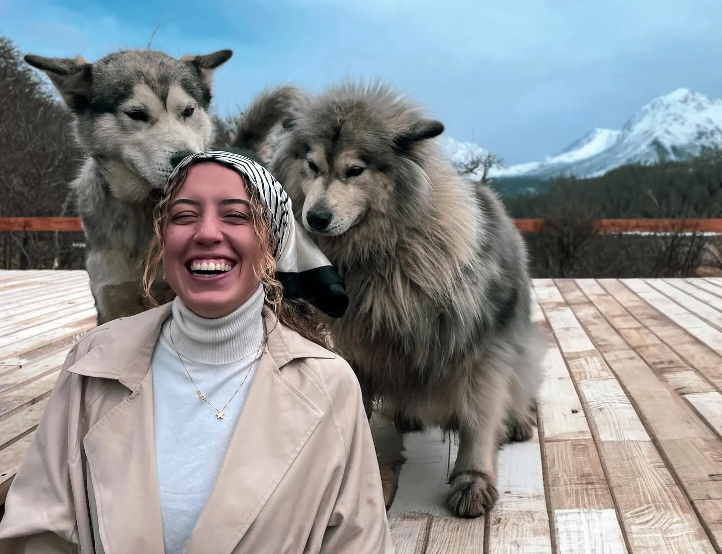 Sarah sorrindo com dois huskies gigantes no Vale Tierra Mayor