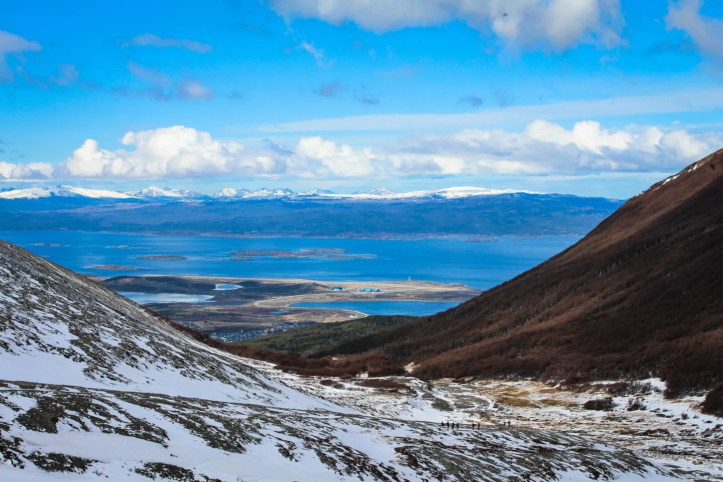 Vista do alto da montanha nevada para o Canal Beagle e Ushuaia