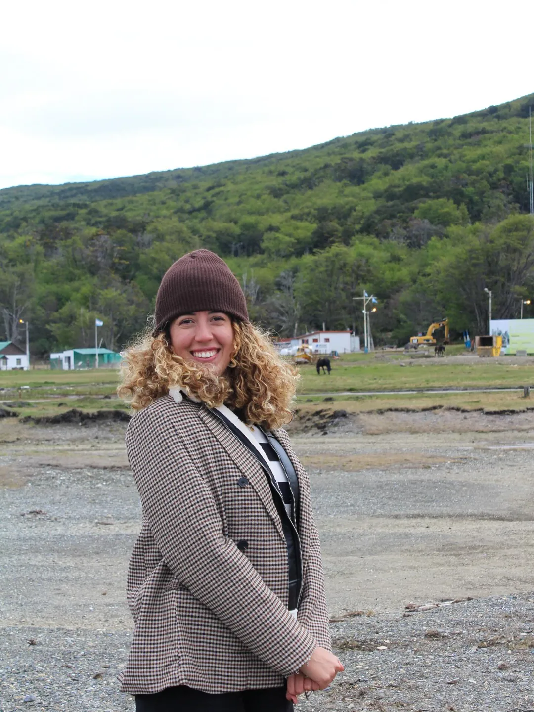 Sarah de gorro marrom sorrindo em Puerto Almanza