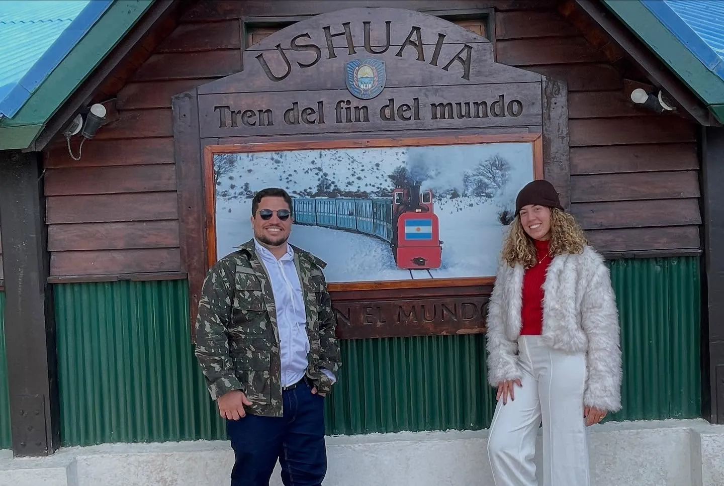 Sarah e o marido em frente à estação do Trem do Fim do Mundo